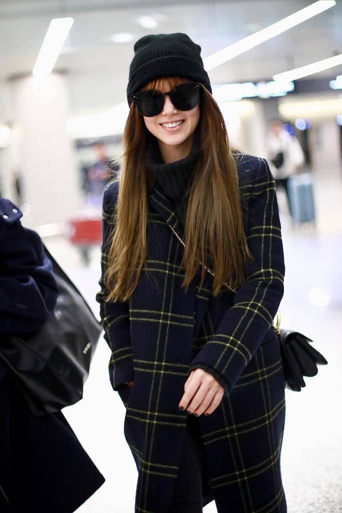 周杰伦娇妻昆凌素颜现身,穿风衣染赤发超有范,却被痘印抢了风头