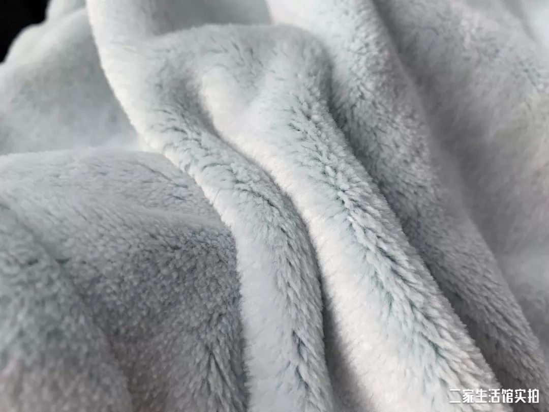 里层是长绒,把热量牢牢锁在毛绒里面