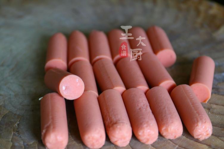 原创火腿肠蘸上蛋液,挂上面包糠下锅炸,香味飘出老远了,超解馋