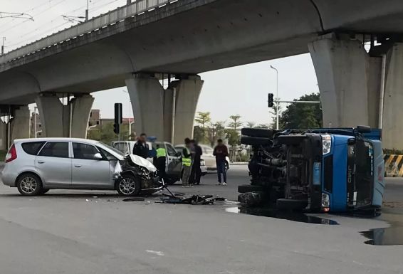 肇庆发生严重交通事故现场一货车侧翻在地疑似因路面有水迹