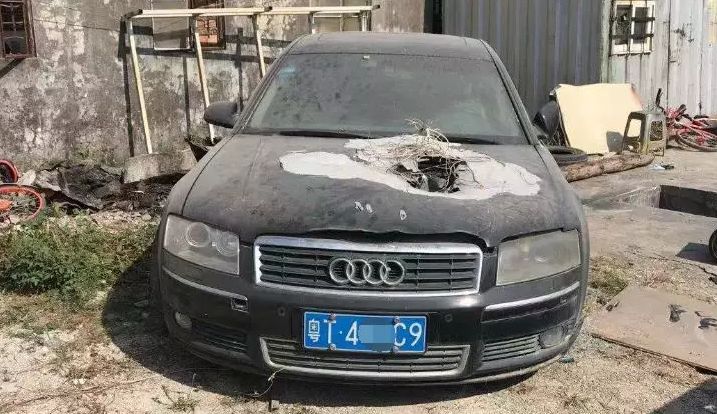 拱北交警在停车场发现奥迪a8"僵尸车"