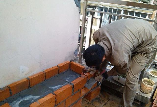 公公在楼顶露台砖砌菜园,成本不到200元,应季菜不用买了!