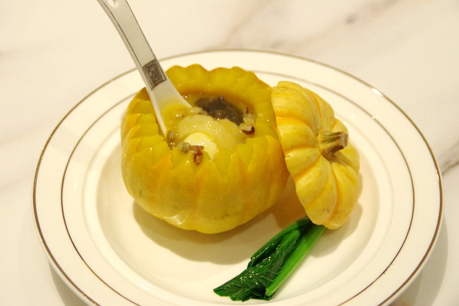 海鲜南瓜盅:没想到内容那么丰富,蹄筋,海参,鲍鱼等,仿佛一盅南瓜盛装