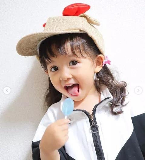 日本超萌吃货小女孩走红全网,明明可以靠可爱,却偏偏要搞怪!