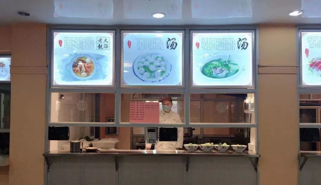 按食谱顺序滚动轮换,同时,学校组织就餐区经理到其他校区食堂学习交流