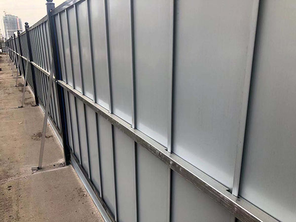 或预制预埋件敷设在墙体平面以后将立柱钢衬用电焊方式与预埋件焊接