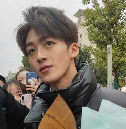 何洛洛参加艺考,生图颜值抗打,粉丝一路跟拍人气高