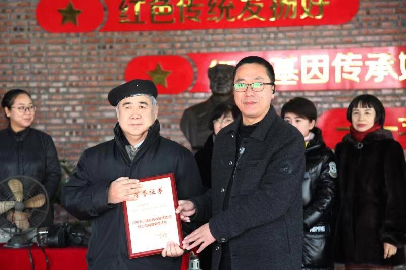 1/1412月6日,爱心捐赠者李世奎先生向秦皇岛阿布卡红色收藏博物馆捐赠