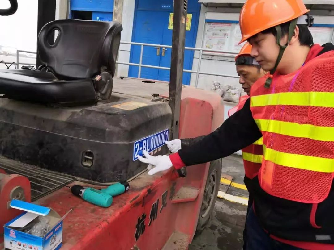 一臺載重量為7噸的叉車,獲得了全市首張非道路移動機械環保標牌,號碼