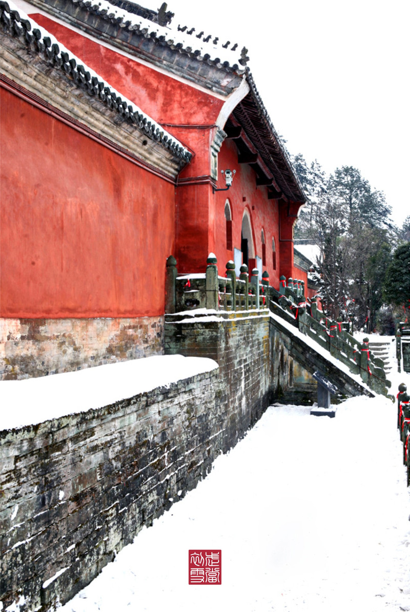玉虚宫也是武当山主要建筑之一,其规制之宏伟,与北京太和门太和殿的