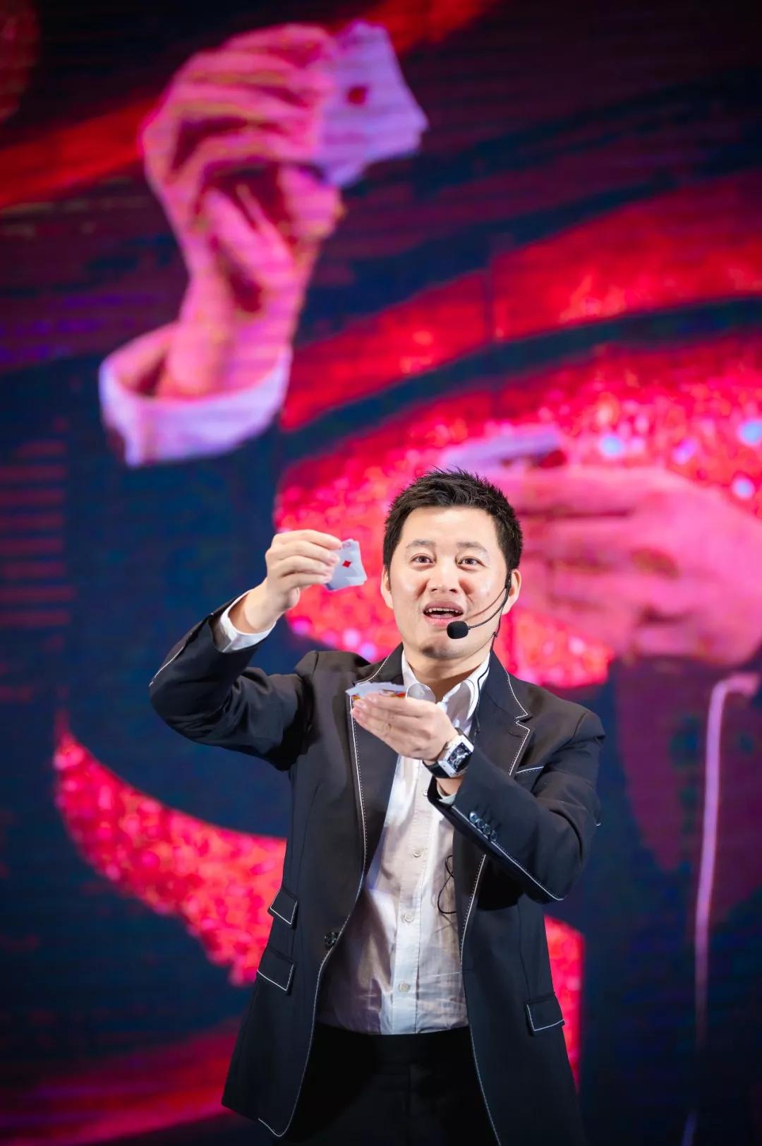 万嘉欢购董事长詹福忠魔术表演香港著名演员陈庭威舞蹈表演李腾一献唱