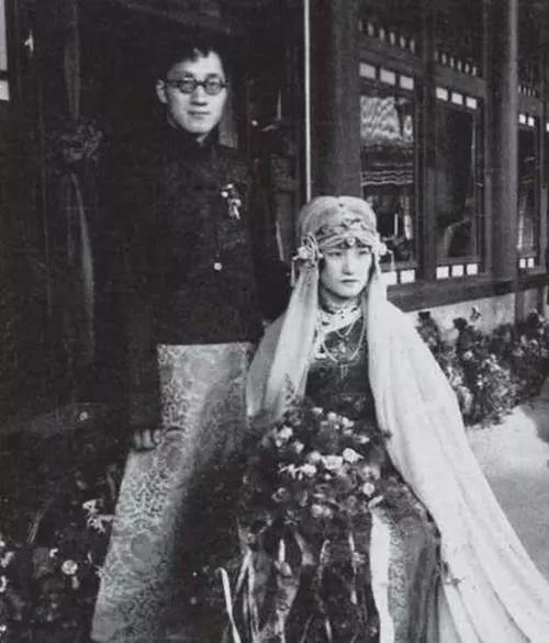 没想到一来二去,陆小曼深深地爱上了徐志摩.