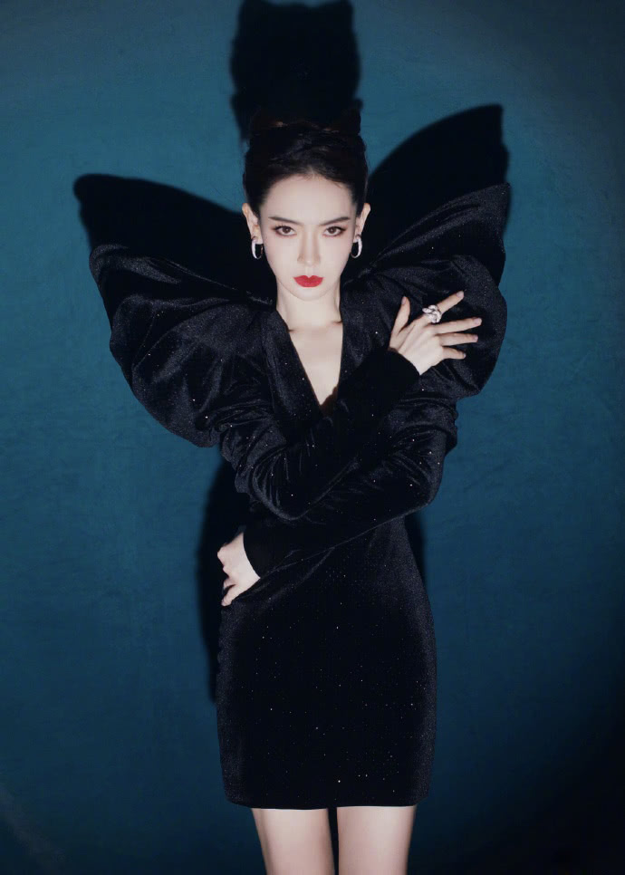 图中,戚薇一袭黑色猫女短裙装,亭亭玉立,一双细长美腿无限吸睛.