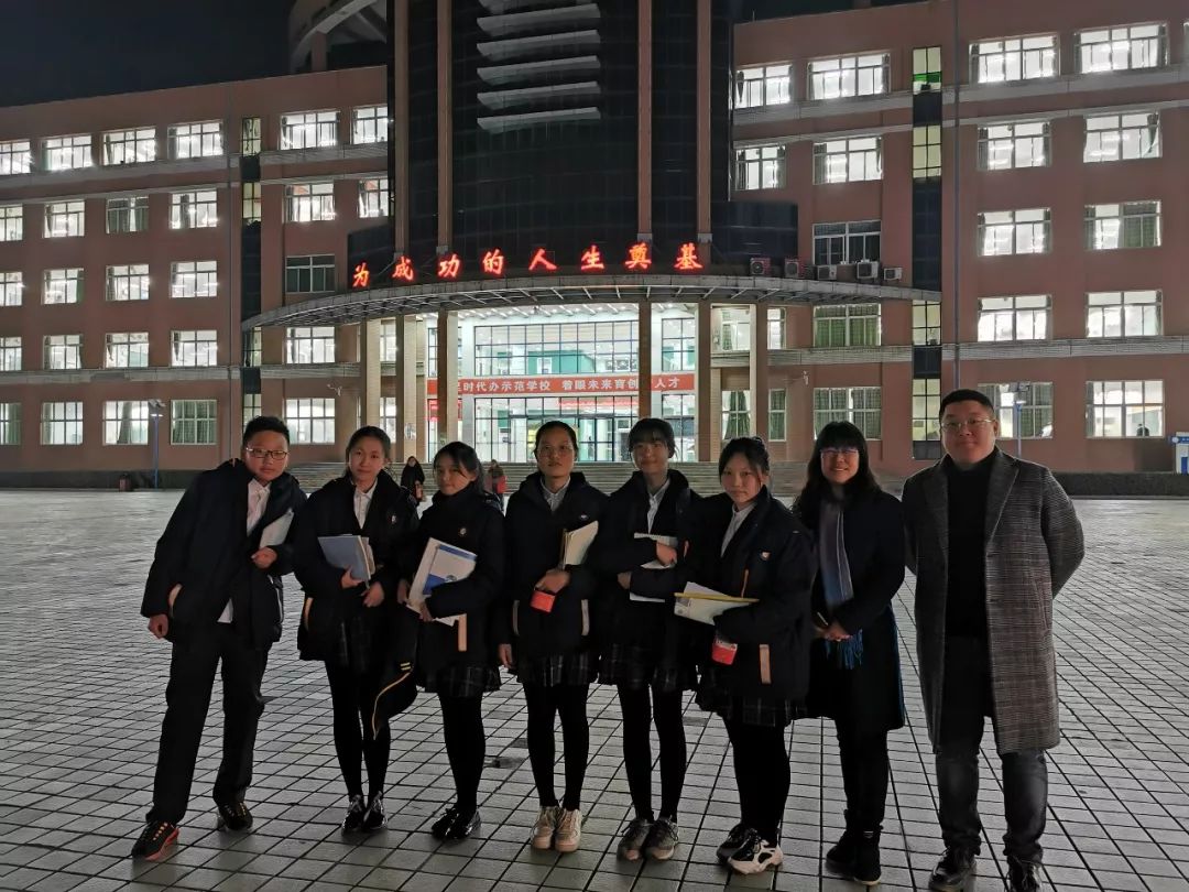 榆次二中教学楼前合影让每个生命自由绽放,也努力寻找一切机会让