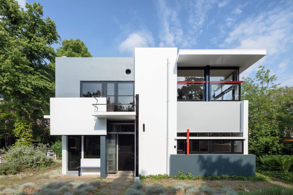 施罗德住宅是一栋用轻灵的手法表现出明晰的建筑主题的别墅,是荷兰