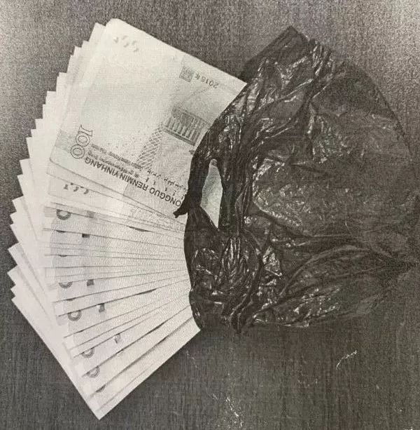 塑料袋里装的都是钱