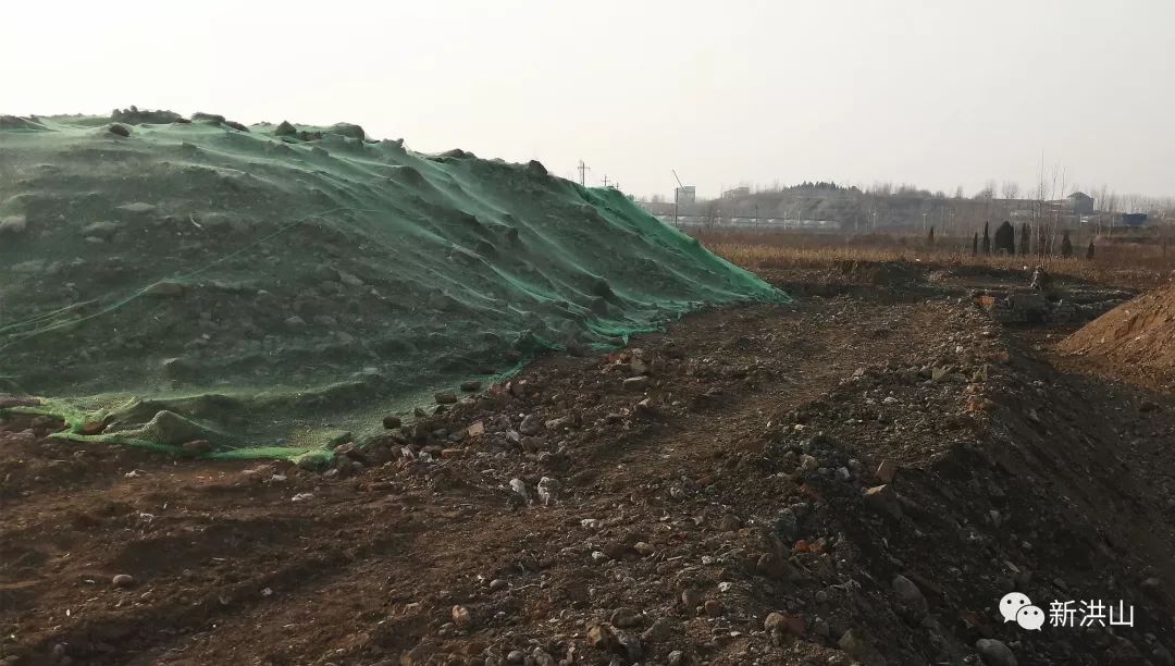 馬家村河道清淤完成,披網履蓋土堆中先社區對裸露地面進行綠化,硬化