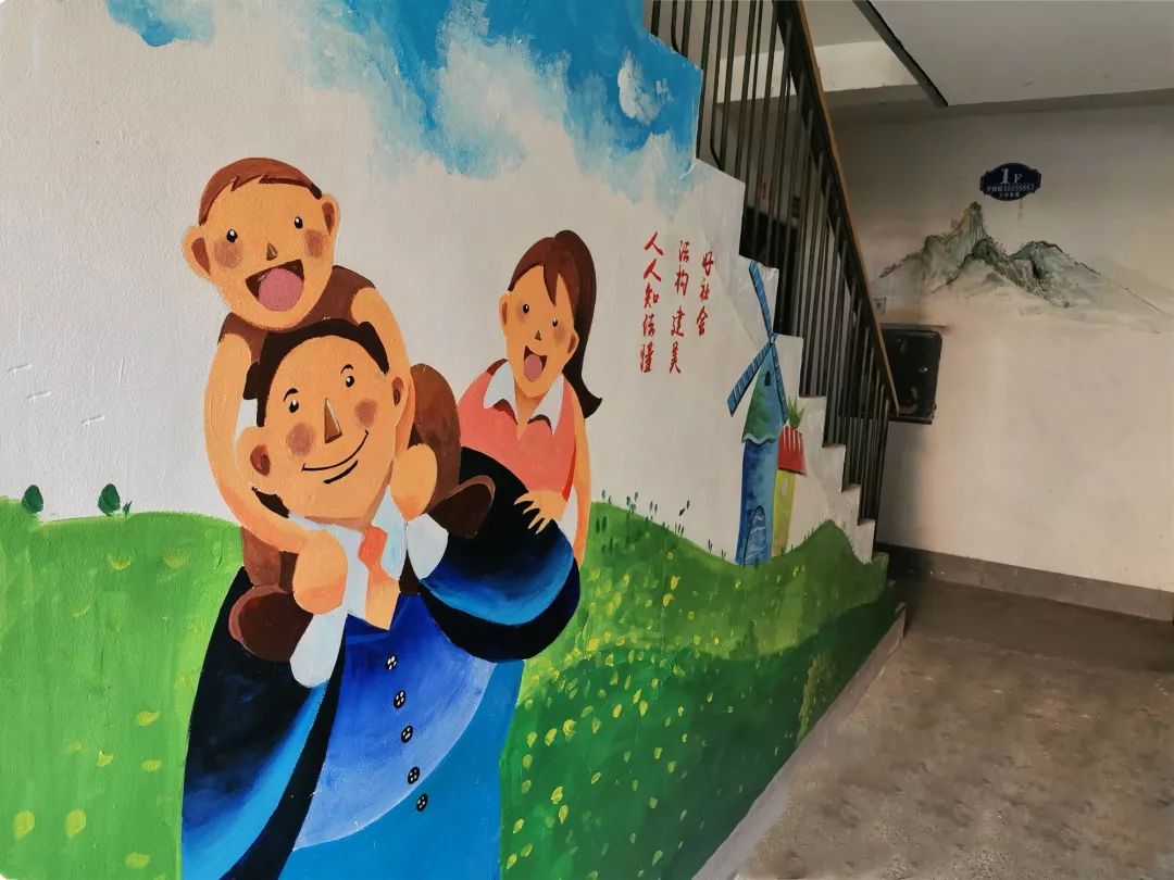 装扮后楼道画师根据楼道特点,分别以平安,法治,文明为主题绘画,并以