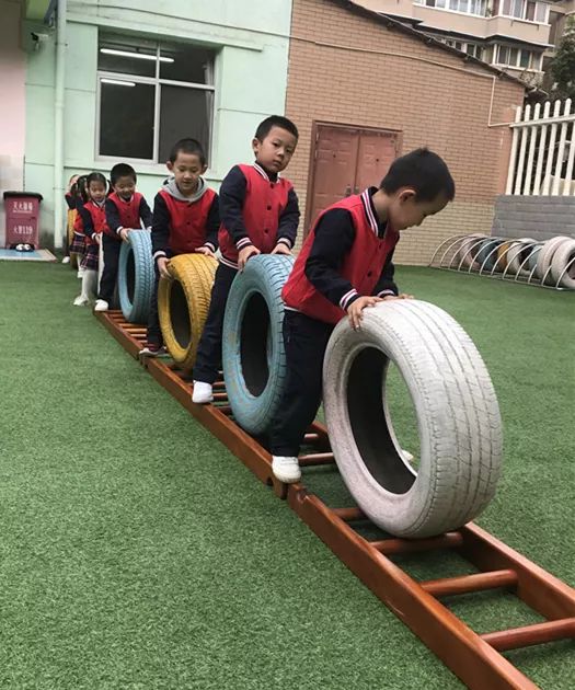 幼儿园快乐游戏轮胎玩法多