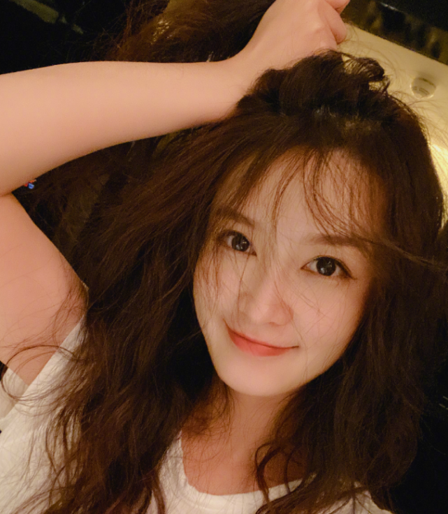 李沁到底经历了啥?晒自拍被吐槽像网红,嘟嘴那刻确定是本人吗