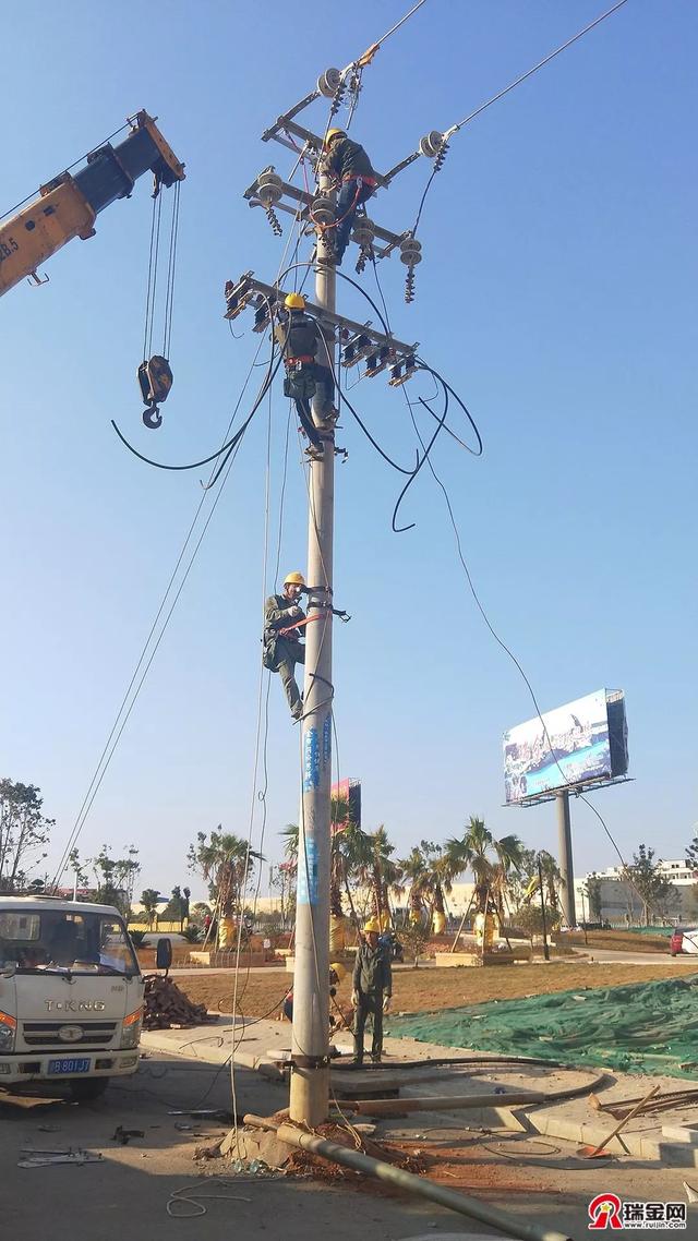 原創突發瑞金一大貨車撞倒電線杆