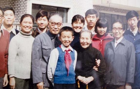 冰心去世后,在其墓碑写上"教子无方,枉为人表"的吴山,后怎样了