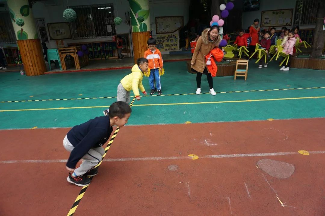 蹦蹦跳跳运动过程中的努力与默契都淋漓尽致地体现在小盆友的欢声笑语