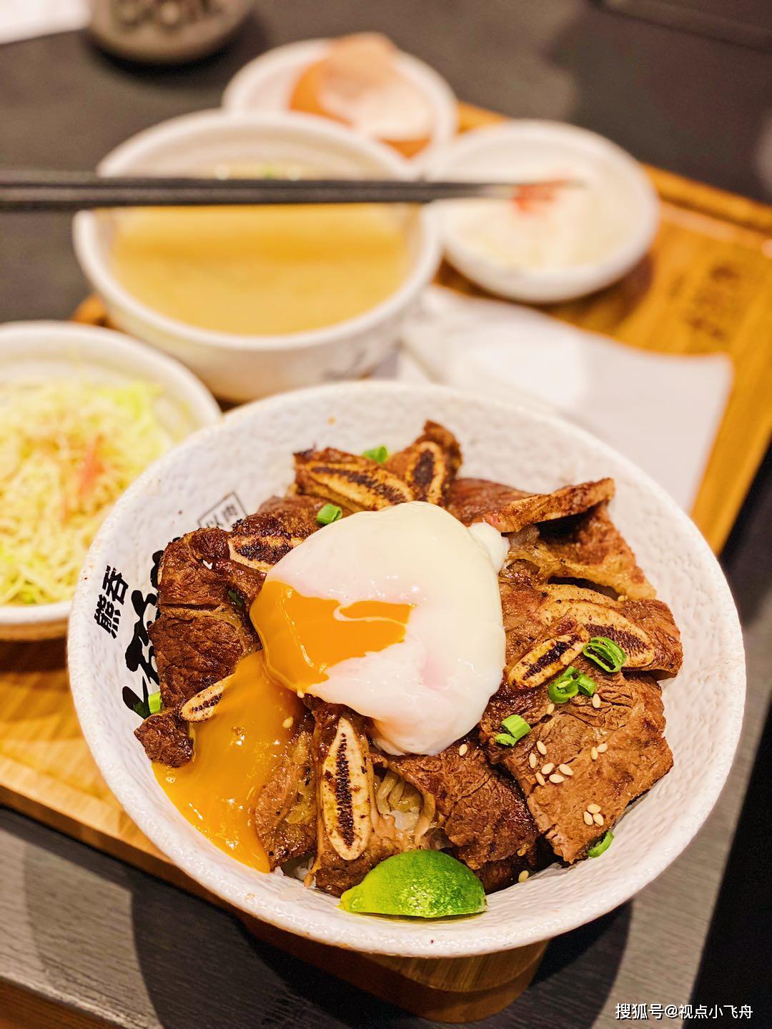 "大口吃肉 大碗满足" 熊吞·大碗丼烧肉饭重庆初见面
