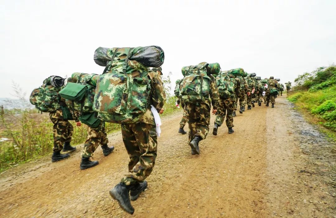 徒步拉练意志坚卫勤尖兵永向前