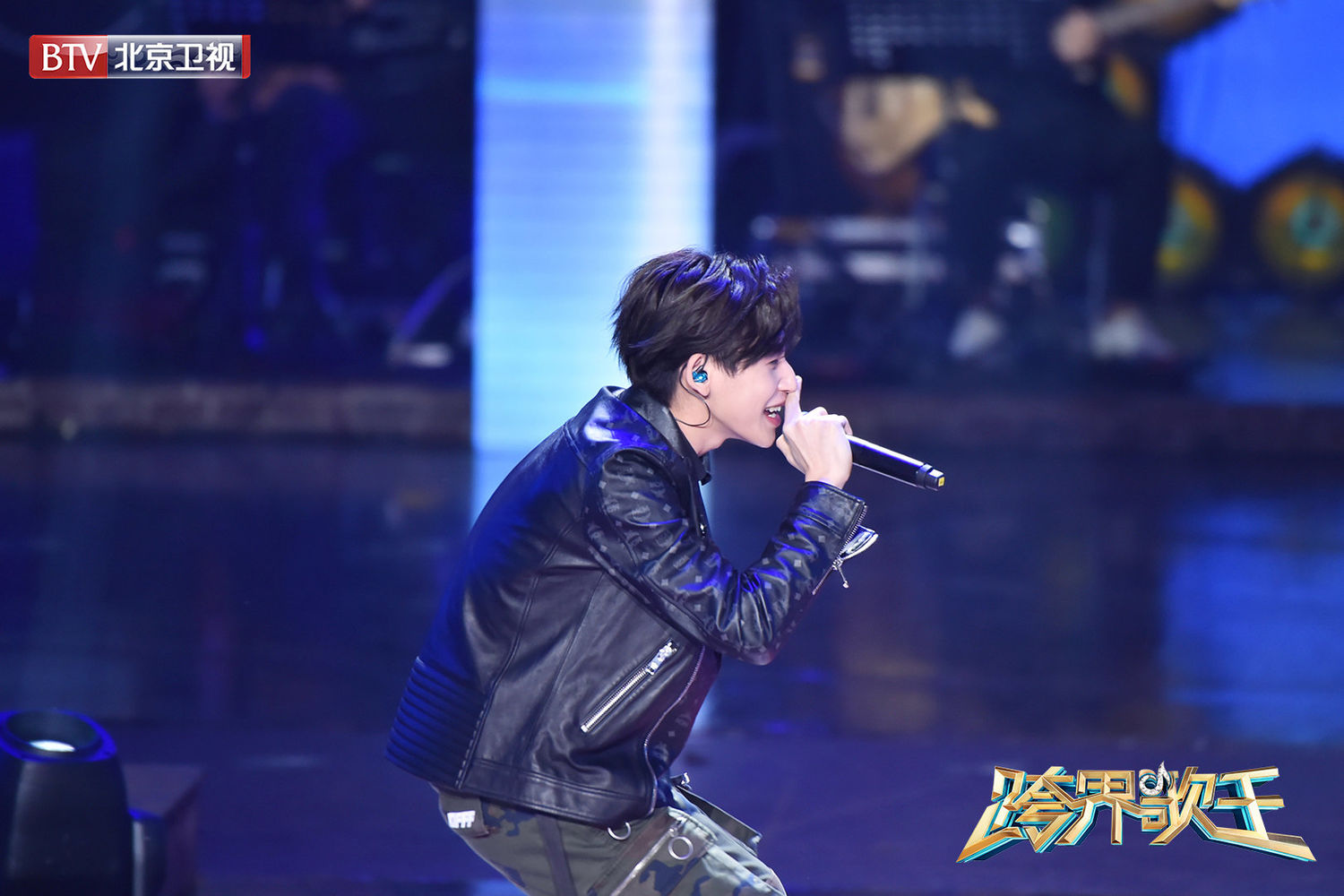 小鬼《跨界歌王》高清剧照请签收 紫色皮衣的酷酷男孩周六将带来酷燃