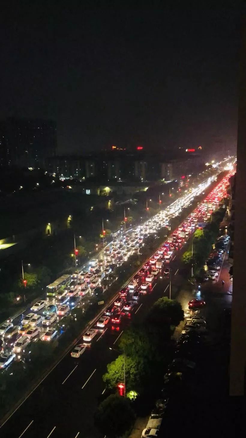 一场冬雨,汕头又堵了,场面壮观!