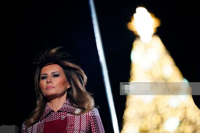 原创梅拉尼娅最近皮肤变黑了穿红格子大衣更显黑变直筒腰太显壮了