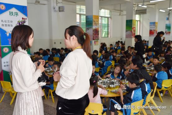 打造让家长放心的阳光食堂 ——启声小学组织开展家长进食堂参观体验