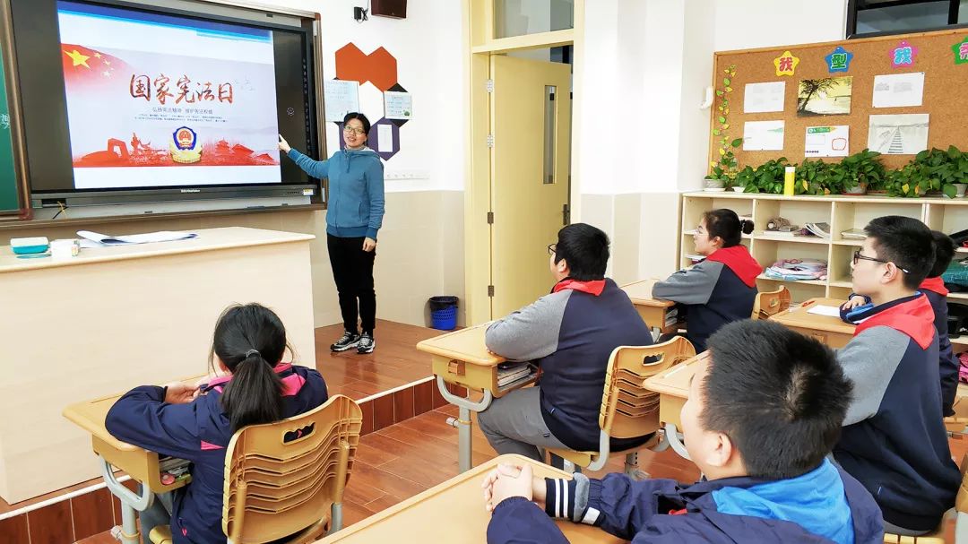 主题班会晋元附校三校区共同开展"惩恶扬善法分明,宪法时刻记心间"