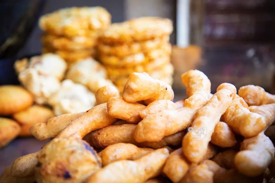 挂着武汉热干面的招牌,但他们卖的是炸食:炸糯米鸡,糖轱辘,油馍筋