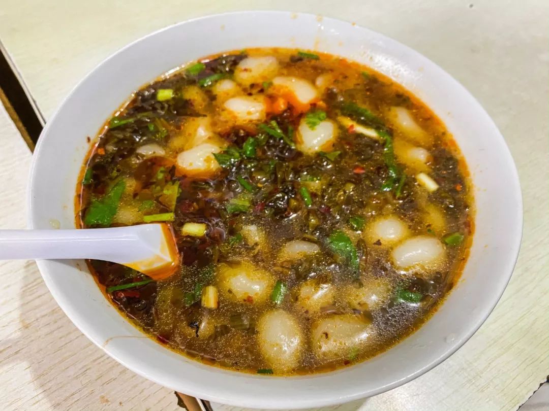 吃的是当地的一种特色美食 白粒圆.