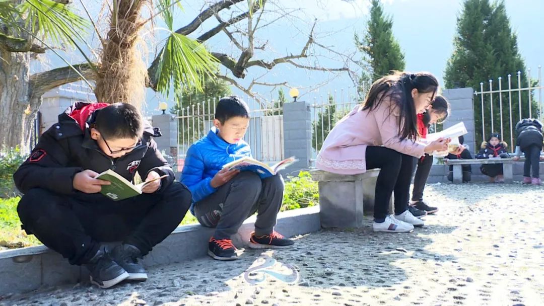 流动图书车开进略阳偏远山区!为山里娃送"精神食粮"
