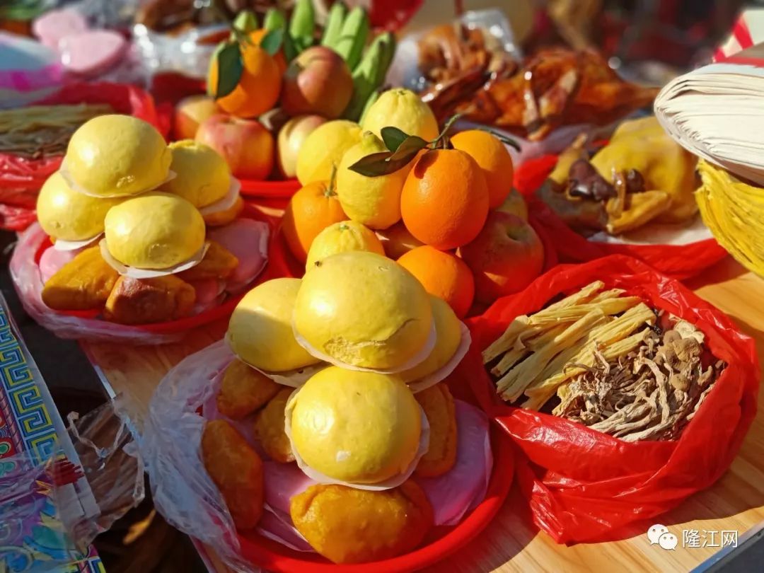 在乡里戏台前,齐聚拜神,祈求神明保佑新的一年诸事胜意,四季平安!