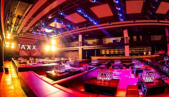 郑恺开了上海最大的夜店3000平方的场地一瓶酒15万卡座2万