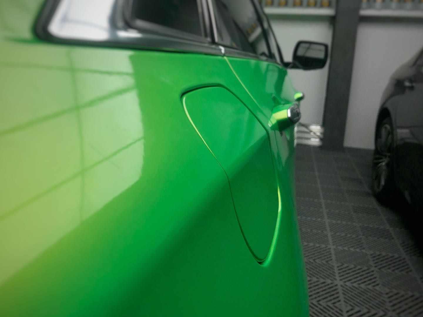 从一款改色珊瑚荧光绿的凯迪拉克ct6身上 我们能看出漂亮姐姐内心的