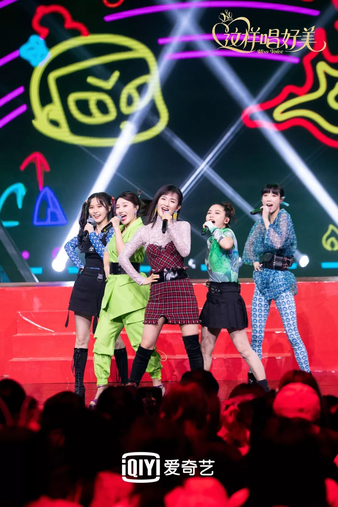 戚薇超a旗袍杀太媚了谢娜带领女团表演葫芦娃