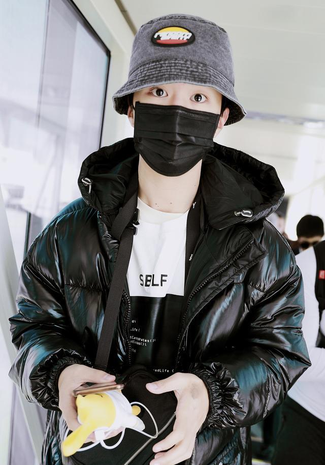 原创都开春了,范丞丞还在穿羽绒服,换条格子长裤更帅气!