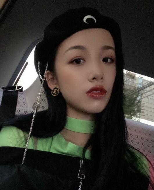 分手14天后,网红阿沁现身时尚红毯,黑色礼服同台女明星毫不逊色_刘阳