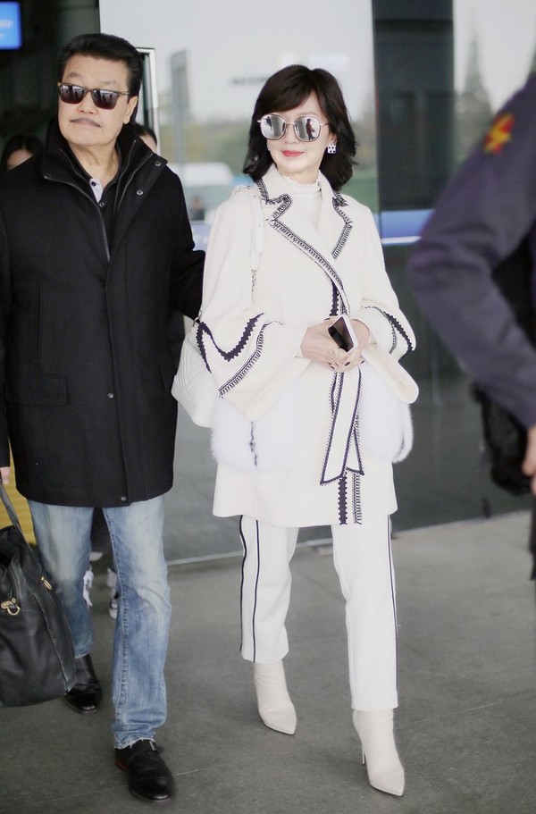 原创赵雅芝与丈夫黄锦燊现身机场,俩人穿搭一黑一白,十分默契登对
