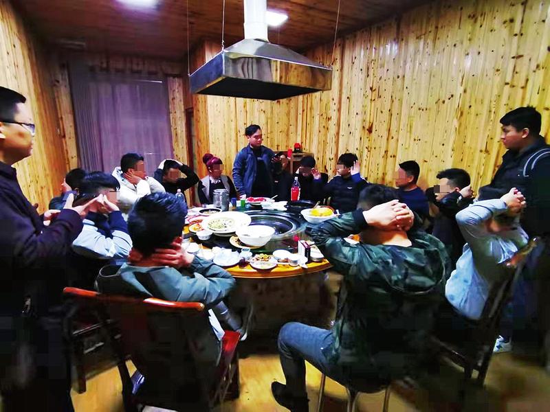 南宁传销团伙饭店聚会被一锅端26人中大多数是传销老总级人物