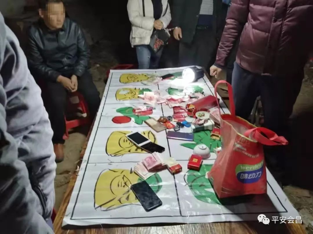 会昌警方工作中获取信息 一伙赌徒常常聚在一起 躲藏在文武坝镇岚山
