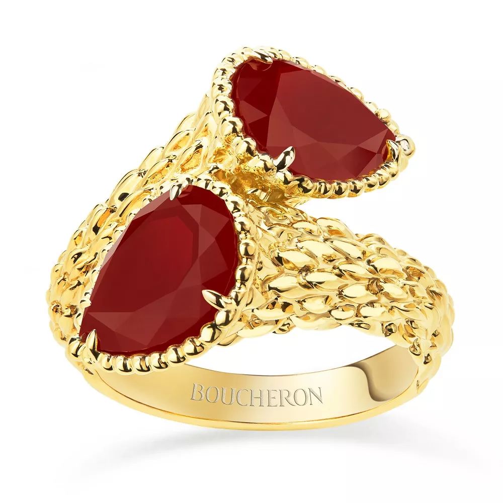 serpent bohème 金质戒指,by boucheron镶嵌1颗水滴形切割红玛瑙.