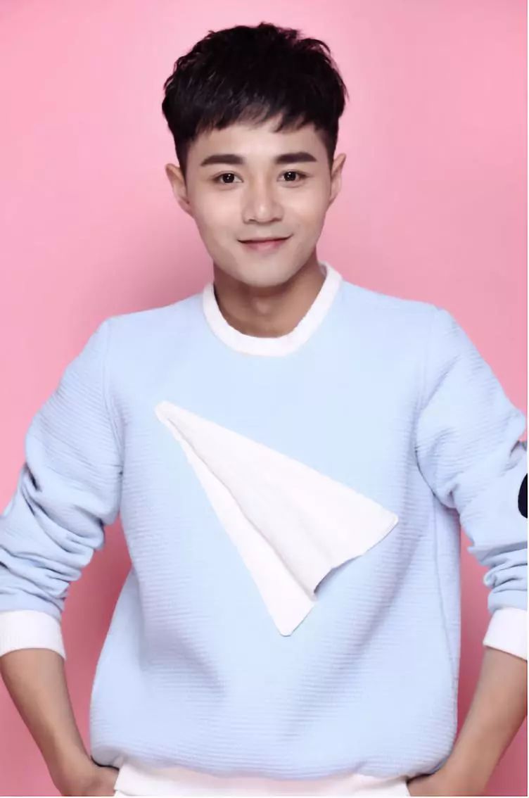 《童趣大冒险》;2016年主持大型水上亲子竞技类节目《嘭!