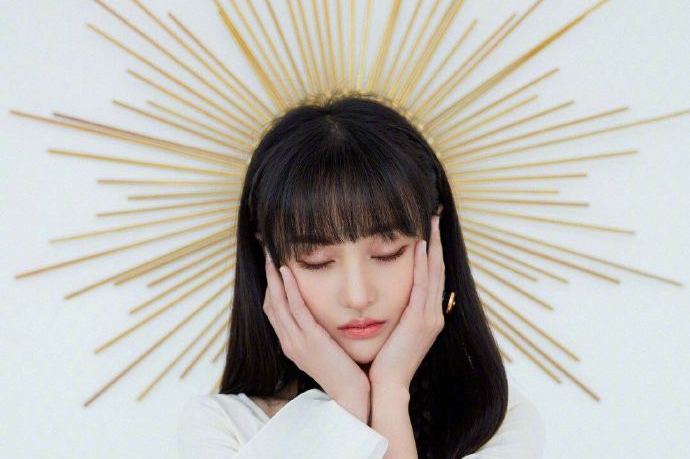 郑爽穿白裙cos太阳女神 齐刘海双手托脸优雅甜美