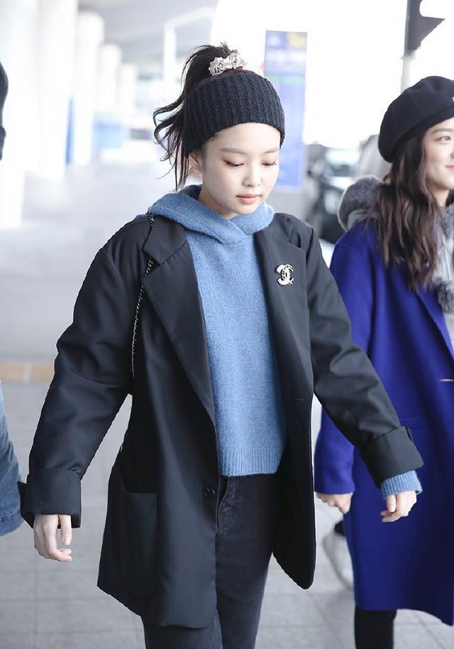 韩国女团造型,jennie扎马尾 发带减龄,圆脸姑娘别学她!